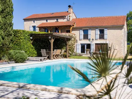 Location villa à GRAMAT, Villa avec piscine et parking - 12 pers.