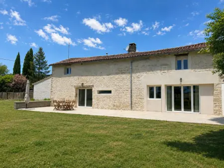 Location gite à Courcôme, Maison avec piscine privée et animaux admis - 6 pers.