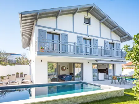 Location villa à Ciboure, Villa piscine, clim, parking, proche golf - 8 pers.