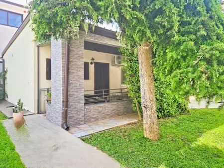 Bungalow Srećko avec terrasse couverte à Umag : photo 1