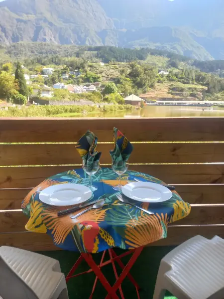 Appartement vue lac et montagne avec terrasse à Cilaos : photo 1