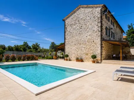 Maison Dariocchi à Kaštelir, piscine privée : photo 7