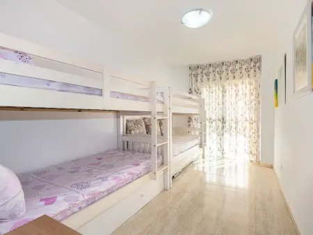 Appartement 6 pers. Salou : chambre enfants 5 lits, plage 5 min : photo 10