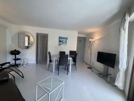Appartement climatisé avec terrasse à 200m des plages : photo 3