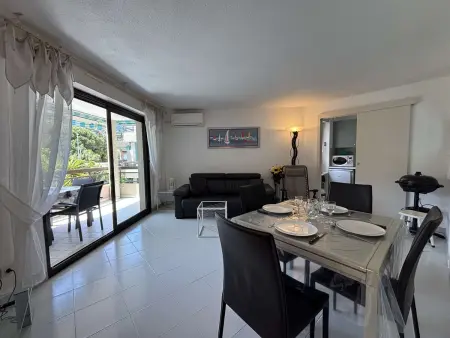 Appartement climatisé avec terrasse à 200m des plages : photo 7