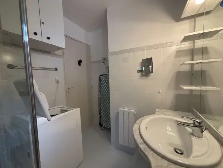 Appartement climatisé avec terrasse à 200m des plages : photo 17