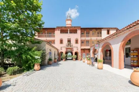 Location appartement à Grospierres, Maison Ardèche avec terrasse spacieuse pour 8 personnes