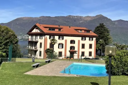 Maison vue lac Majeur avec piscine et tennis