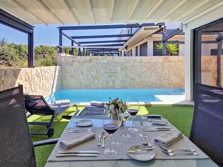 Maison Lotta, piscine privée à 400m de la plage : photo 8