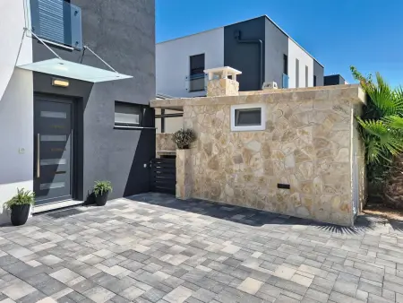 Maison Lotta, piscine privée à 400m de la plage : photo 44