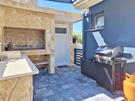Maison Lotta, piscine privée à 400m de la plage : photo 47