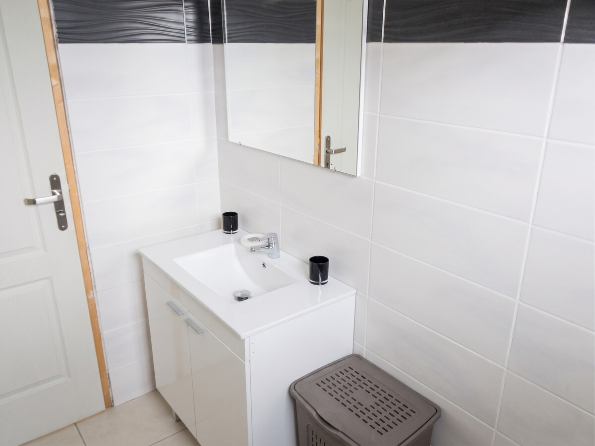 Bungalow 40 m² accessible à Sainte-Anne, jardin clôturé - Photo 11