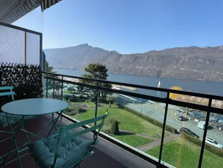 Type 2 Bis rénové vue lac, terrasse, parking à Aix-les-Bains : photo 2