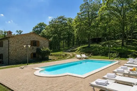 Chalet nel Bosco, Villa de vacances exclusive avec piscine privée entre les Marches et l'Ombrie