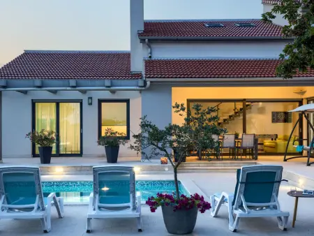 Villa Eva : maison moderne avec piscine privée à Pula : photo 2