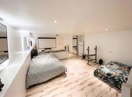 Appartement avec cinéma et jacuzzi à Lorient, 200 m² : photo 32