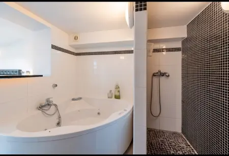 Appartement avec cinéma et jacuzzi à Lorient, 200 m² : photo 35