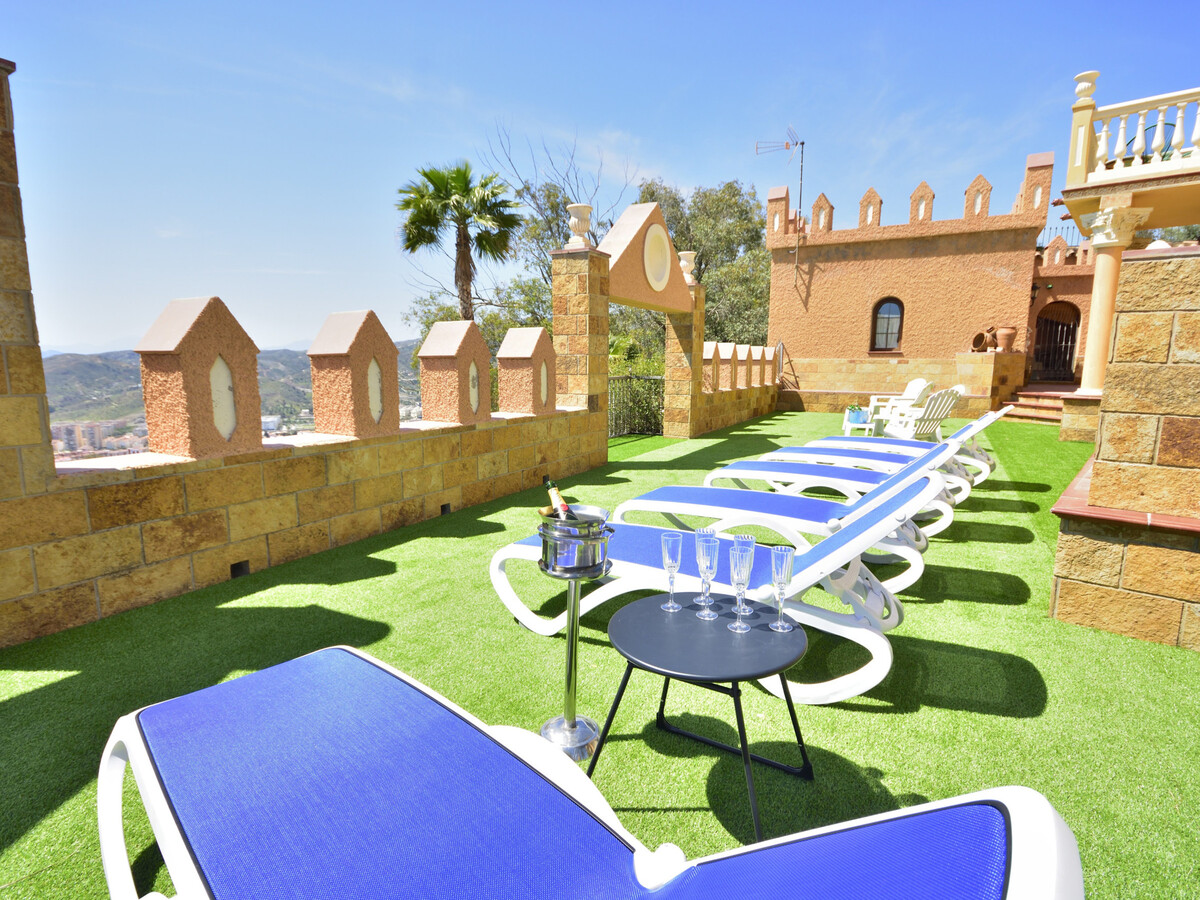 Château avec chapelle et piscine privée – 15 pers. - Photo 3