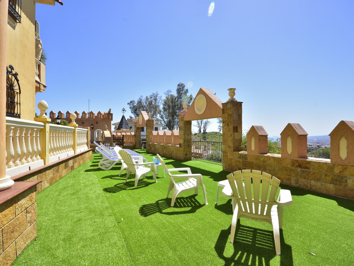 Château avec chapelle et piscine privée – 15 pers. - Photo 4