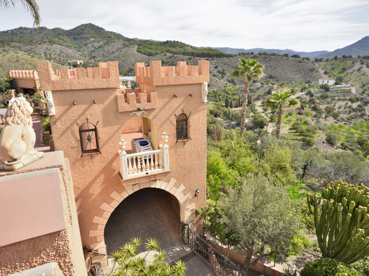 Château avec chapelle et piscine privée – 15 pers. - Photo 5