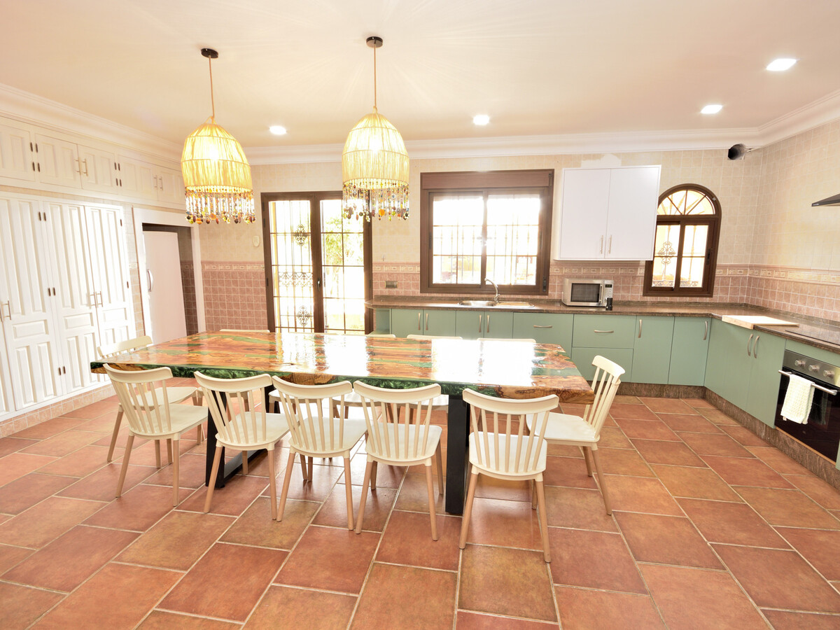 Château avec chapelle et piscine privée – 15 pers. - Photo 12