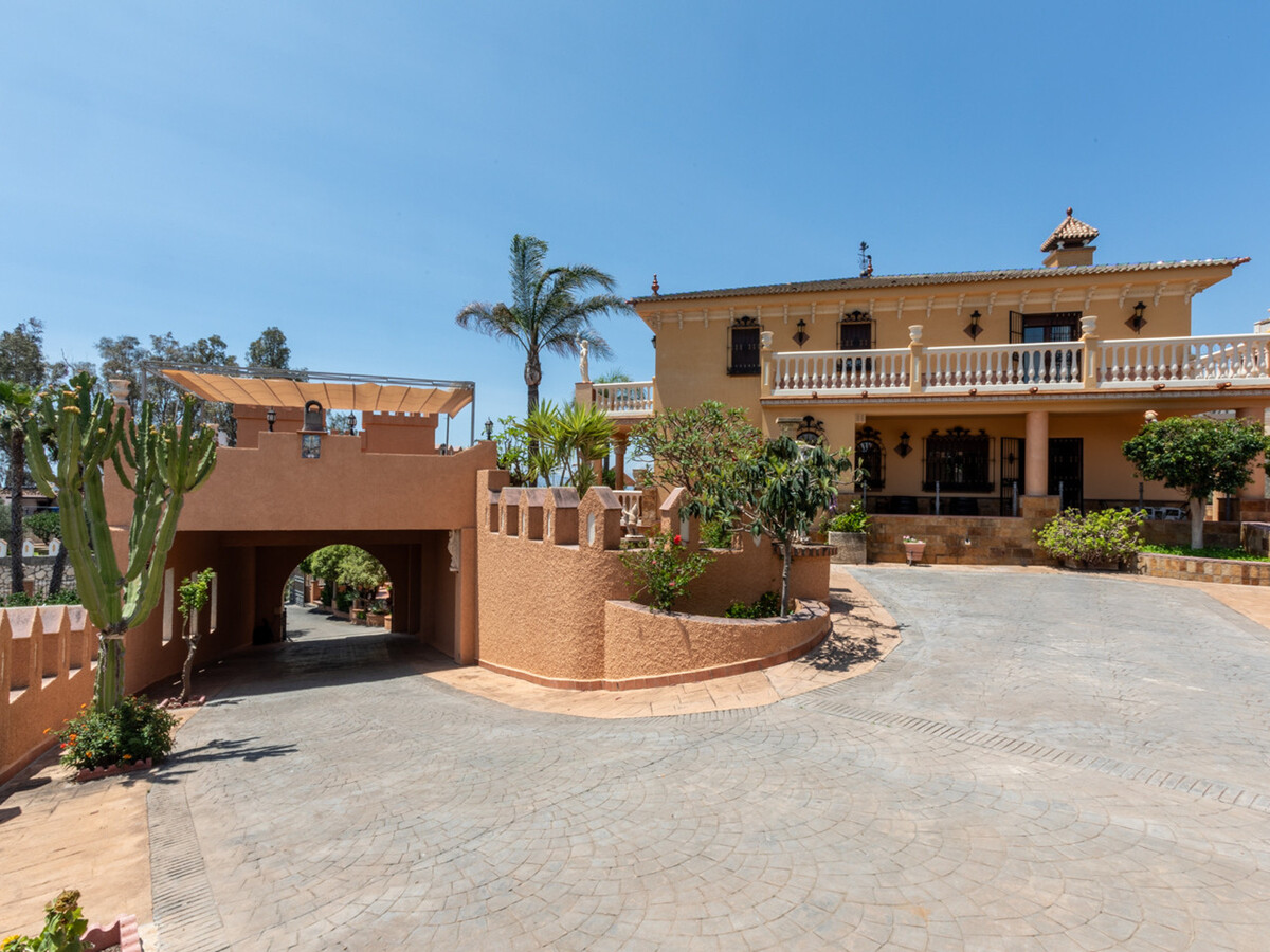 Château avec chapelle et piscine privée – 15 pers. - Photo 35