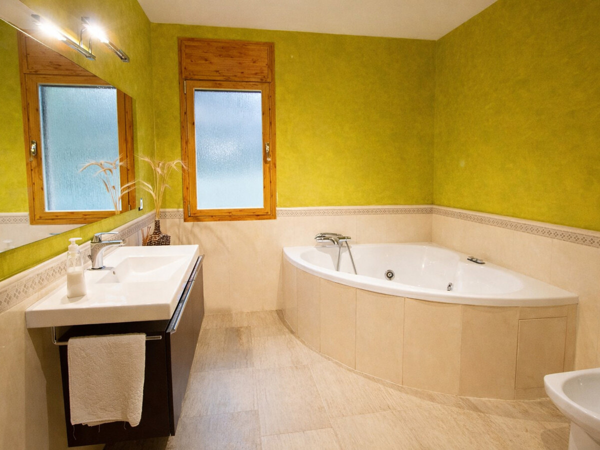 Villa 4 chambres avec piscine et salle de jeux à Sils - Photo 12
