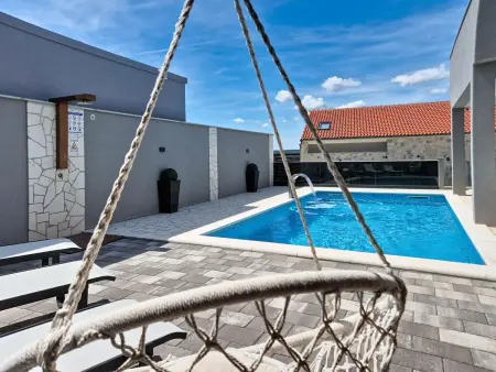 Villa Exotic à Maslenica : maison 4 appartements, vue mer : photo 2