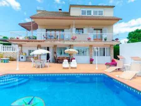 Location villa à Sils, Villa avec piscine près de la Costa Brava - 9 pers.