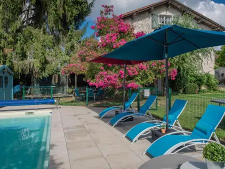 Petit Vingne : maison avec piscine privée près d'Aubeterre, Edon : photo 1