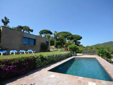Location gite à Begur, Villa moderne avec piscine privée, vue campagne