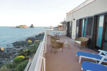 Appartement en bord de mer Aci Trezza, vue îles Cyclopéennes