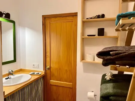 Apartamento La Concha, vue montagne à 60 m de la plage : photo 19