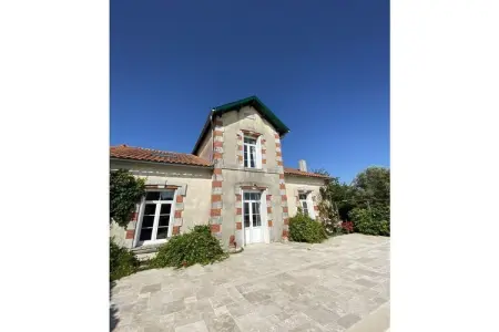 Gîte Roche Batard avec piscine privée à Barzan : photo 12