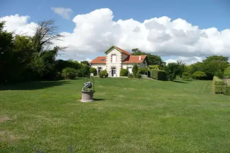 Gîte Roche Batard avec piscine privée à Barzan : photo 17