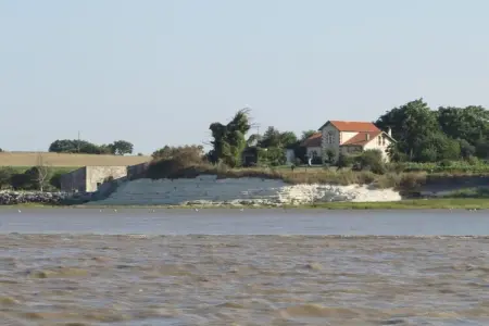 Gîte Roche Batard avec piscine privée à Barzan : photo 20