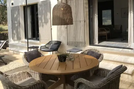 Maison mitoyenne rénovée avec piscine à Cabrières-d'Avignon : photo 2
