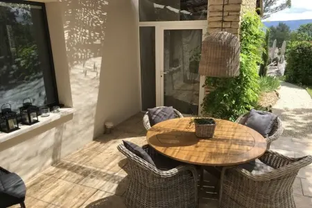 Maison mitoyenne rénovée avec piscine à Cabrières-d'Avignon : photo 3