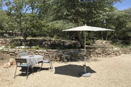 Maison mitoyenne rénovée avec piscine à Cabrières-d'Avignon : photo 4