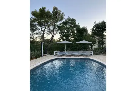 Maison mitoyenne rénovée avec piscine à Cabrières-d'Avignon : photo 6