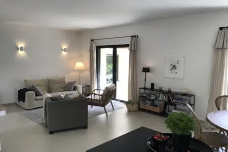 Maison mitoyenne rénovée avec piscine à Cabrières-d'Avignon : photo 11