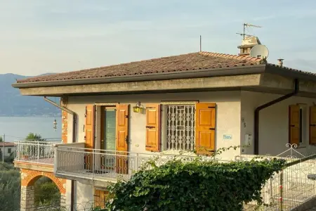 Maison vue lac à Torri del Benaco, terrasse panoramique
