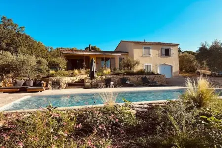 Location appartement à Saint Saturnin lès Apt, Villa pittoresque avec piscine