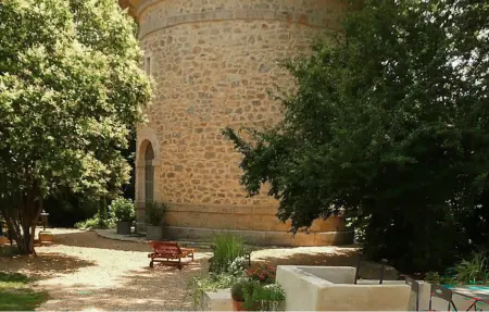 Tour XIXe siècle avec piscine privée à Aimargues : photo 1