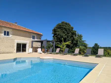 Location gite à Ronsenac, Maison avec piscine privÃ©e, animaux - 8 pers.