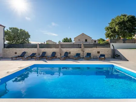Maison Marko avec piscine chauffée à Pirovac