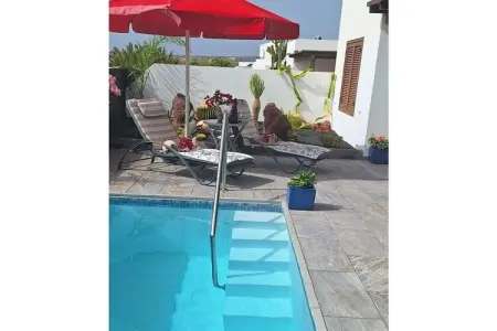Villa El Paraiso à Playa Blanca, 3 chambres, piscine : photo 1