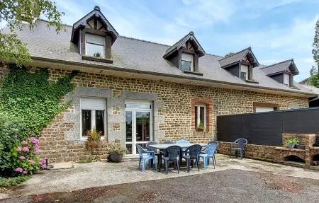 Maison en pierre avec spa et jacuzzi à La Chapelle-Urée