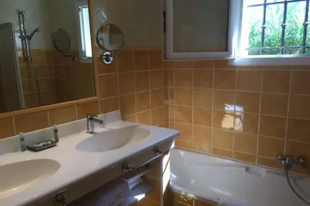 Villa Lou Gourg à Carros : 2 chambres, piscine lagon : photo 9
