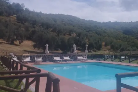 Maison Dicomano : loggia voûtée, piscine et vallée : photo 10
